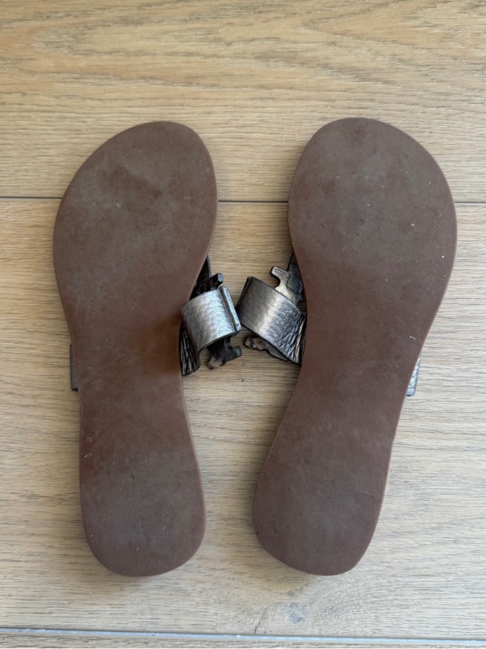 Tory Burch Moore metallic pewter leather thong sandals size 7 - Picture 6 of 6